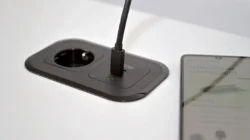 iPhone Tidak Bisa Charge? Ini Cara Mengatasinya [apc_current_year]