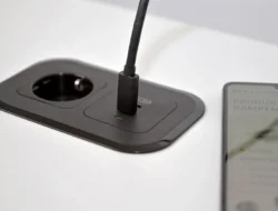 iPhone Tidak Bisa Charge? Ini Cara Mengatasinya [apc_current_year]